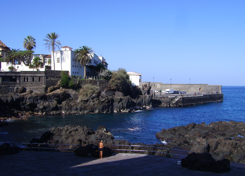 Schöne Städte Teneriffa:  Felsenbad  am Atlantik in Puerto Cruz de Tenerife