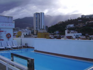 Hotelpool auf dem Dach in Puerto de la Cruz mit Blick auf die Berge von Teneriffa