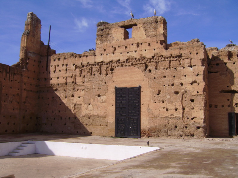 Störche auf den palastruinen des Badia Palace in Marrakesch, Marokko
