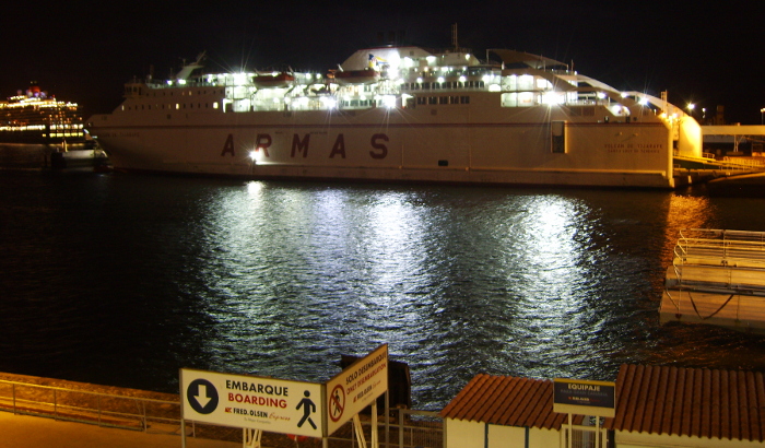 Kreuzfahrt in den Frühling - Fähre  im Hafen von Santa Cruz de Tenerife