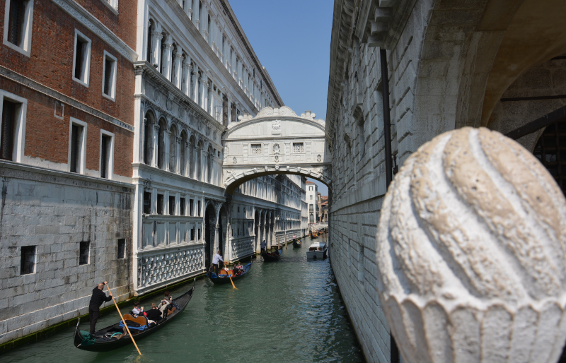 Venedig Seufzerbrücke am Dogenpalast