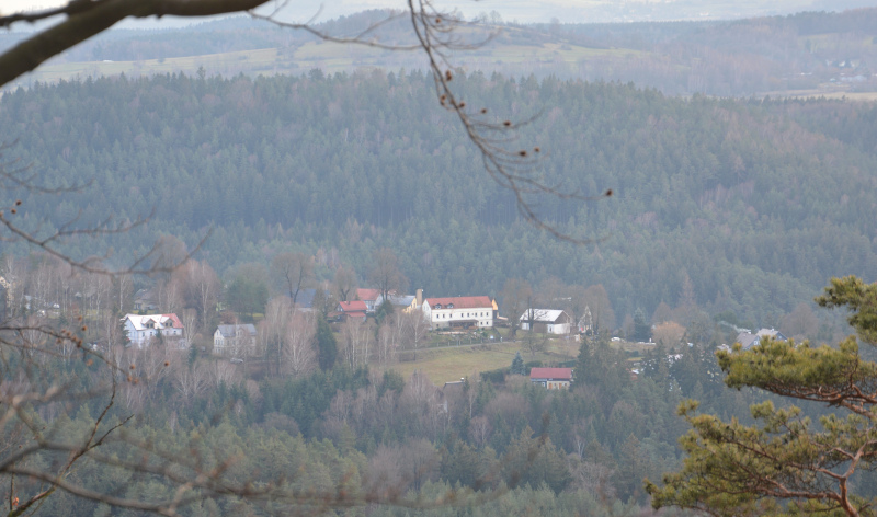 Mezná in der Böhmischen Schweiz vom Prebischtor aus gesehen