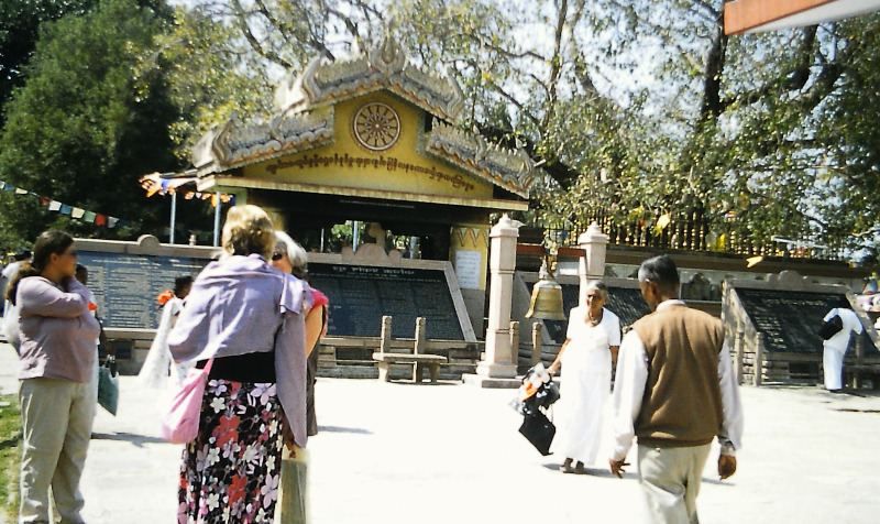 Indien: Sarnath Bodhi-Baum - Buddha  setzt das Dharmachakra in Bewegung