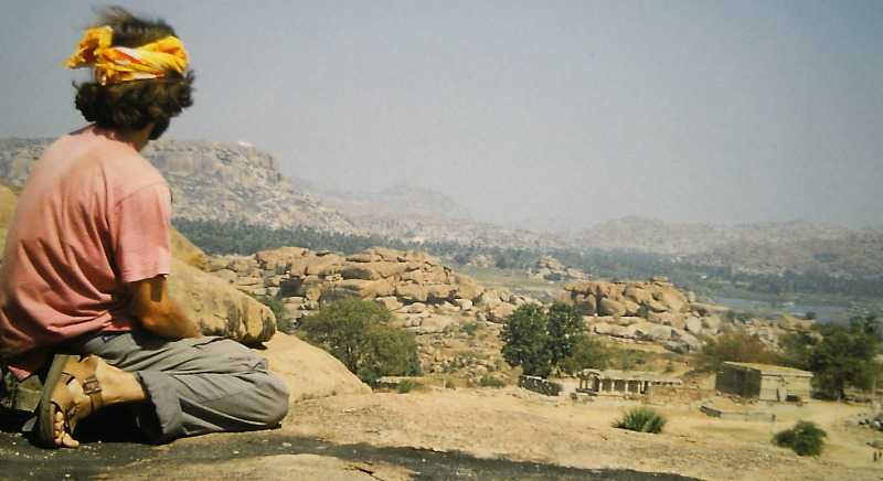 Indien, Karnataka:  Blick übrer Felslandschaften und Ausgrabungsstätten von Hampi (Vijayanagar)