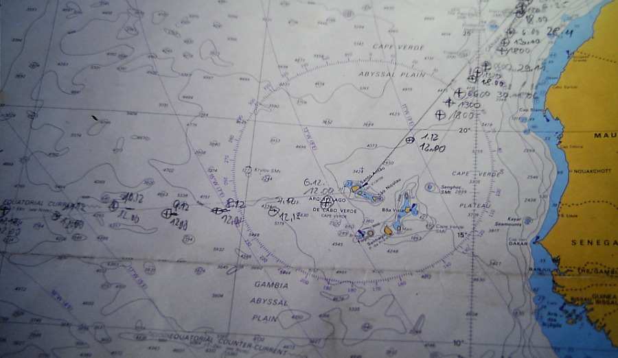 Atlantik-Segeln:  Seekarte mit Schiffsort - Eintragungen in den Gewässern der Kapverdischen Inseln