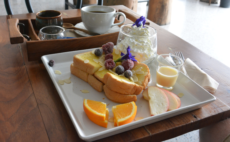 Rustic Boho Phitsanulok - Thailand: Fresh served fruit toast and a good coffee