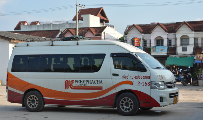 Thailands Kleinbusse für 14 Passagiere - in vier Stunden von Chiang Mai nach Mae Sariang