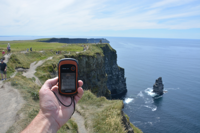 Garmin GPS Navigations - Gerät mit kostenloser openstreetmap - Freizeitkarte bei Höhenbestimmung am Cliff of Moher