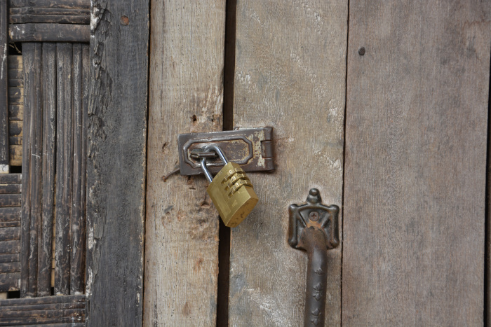 Anti-theft - Combination lock to secure travel lodge