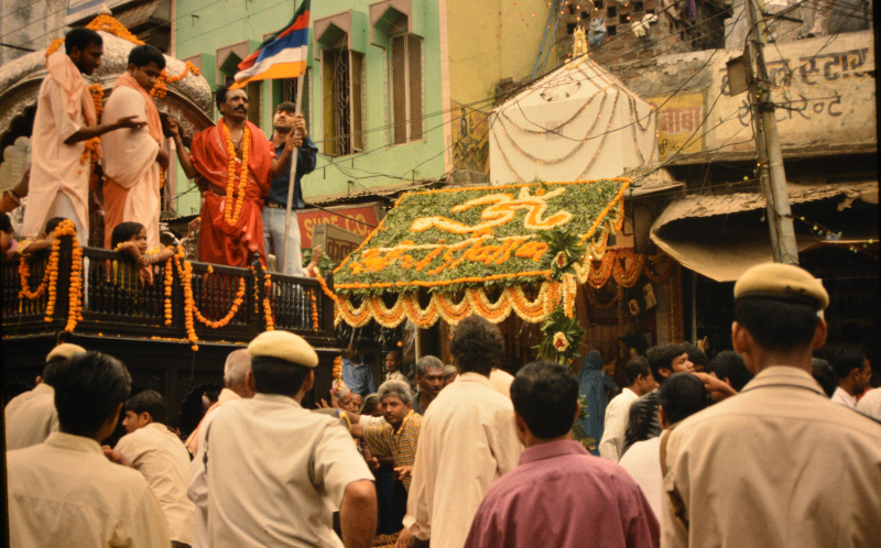 Indien: Mahashivarati Umzug mit Polizei-Kordon in Varanasi (Uttar Pradesh)