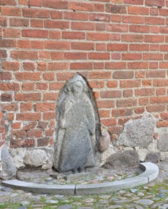 Rügenradtour Bergen:  Slawischer Grabstein