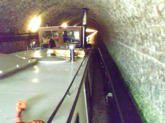 Flußboot in Frankreich - Hausboot im Tunnel