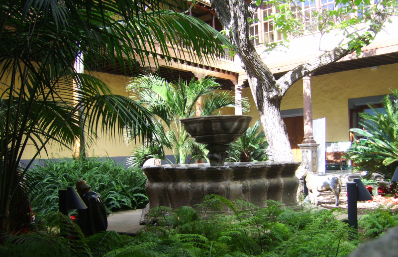 San Christobal de la Laguna - shady yard in tourist office Building