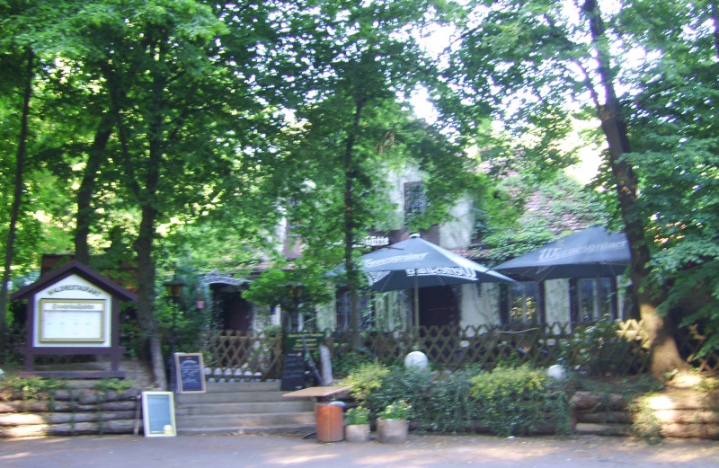 Ausflugsziel Dahlener Heide Gaststätte Hospitalhütte im Wald an der Holzstraße