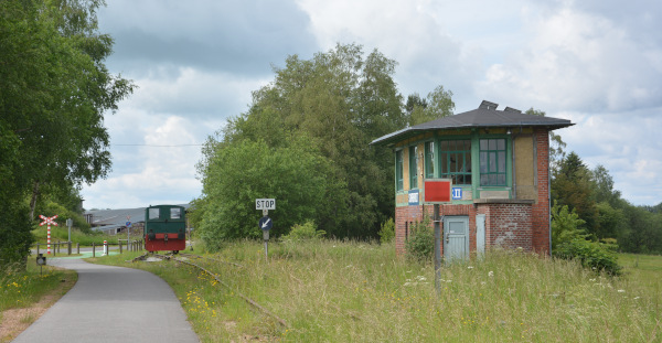 Vennbahn  Radweg bei Sourbrodt - ein altes Stellwerk und Draisine auf Eisenbahn - Gleisen