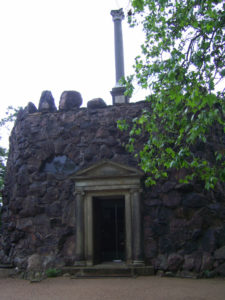 Wörlitzer Park - Sehenswürdigkeit Monument auf dem Elbdeich