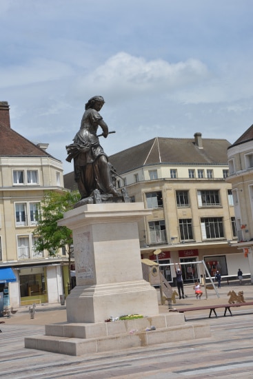 Cycle tour north france: Reims - Mont-Saint-Michel: Jeanne Hatchet - Monument in Beauvais at the Place de l'Hotel de Ville