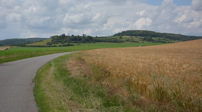 Mit dem Fahrrad auf schmalen Straßen in den Argonnen - Champagne, Frankreich