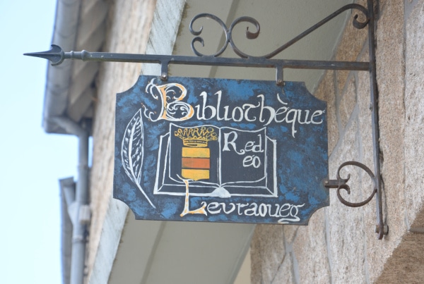 Bibliotheque breizh bookstore bilingual  - reading in two languages