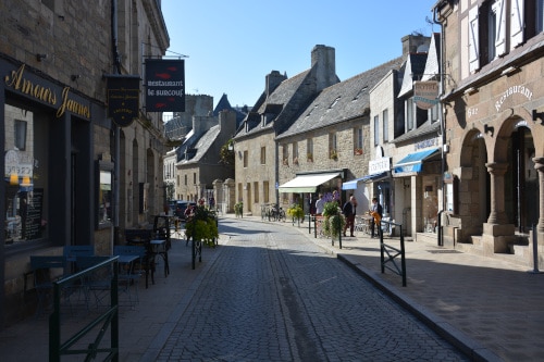 Geschäfts - Straße in Roscoff, Bretagne - Frankreich