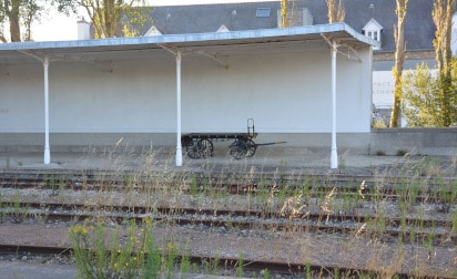 Gepäckwagen und Gleisfeld Bahnhof Roscoff, Bretagne - Frankreich