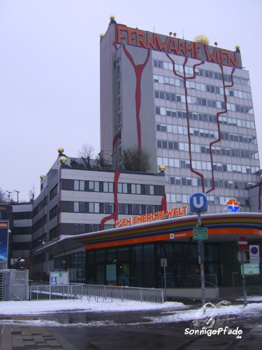 Friedensreich Hundertwasser Bauwerke: Bürohaus Fernwärme Wien mit Hundertwasser Fassadengestaltung