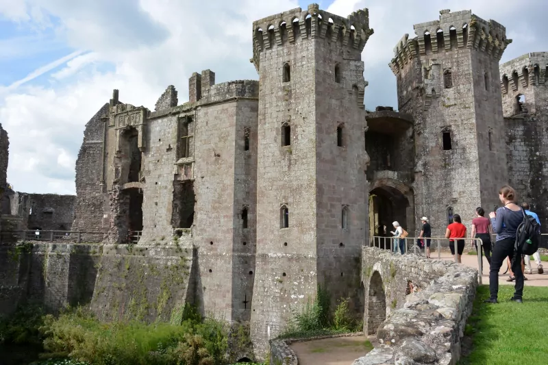 Süd Wales Sehenswürdigkeiten: Raglan Castle