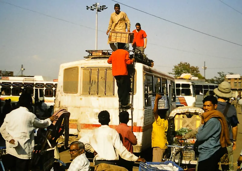 Indien: Bushof Satna - Beim Beladen des Busses