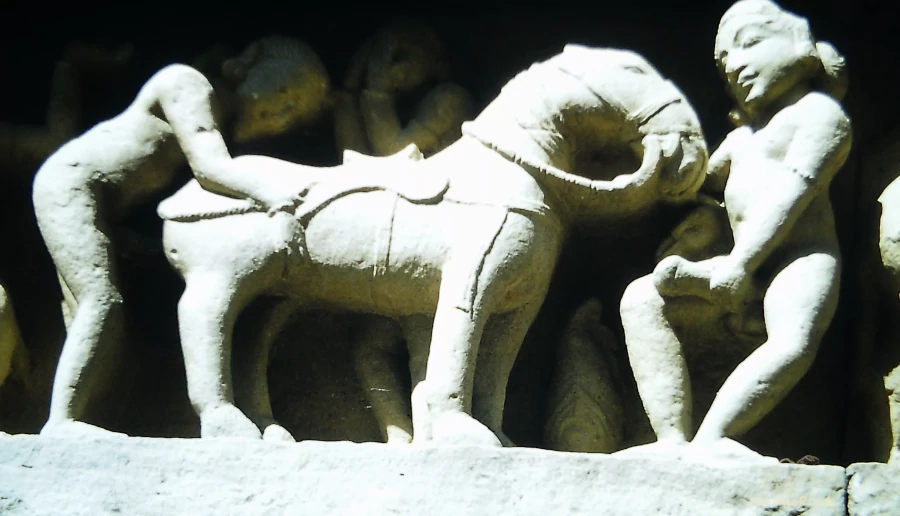 Sodomie mit Pferden? Skulpturen an Khajuraho Tempel in Indien
