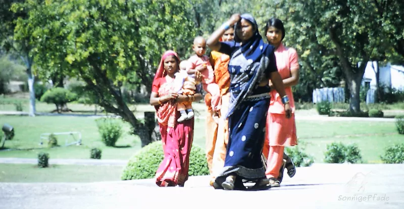Frauen im Sari: Indische Besucherinnen im Weltkulturerbe Khajuraho