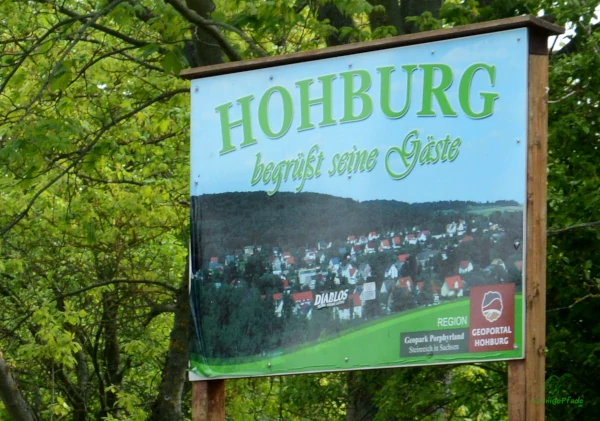 Hohburg begrüßt seine Gäste - Begrüßungstafel an der Einfahrt zur Hohburger Schweiz