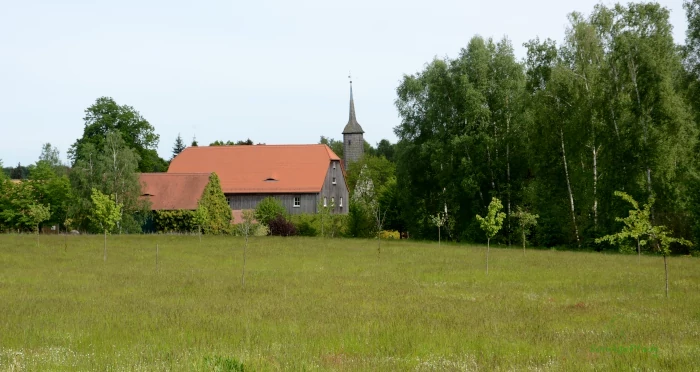 Ausflugsziel Lausa mit historischer Dorfkirche - mitten in der Dahlener Heide
