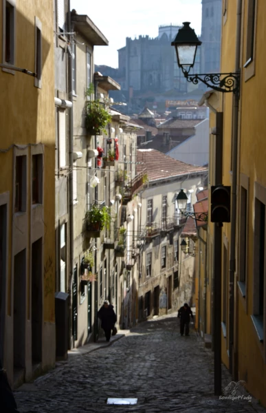 Porto - Altstadtgasse hinab zum Cais de Ribeira