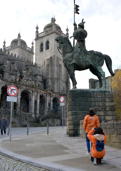 Reiterstandbild Vimara Perez am Dom Sé do Porto mit Citylovers Guide
