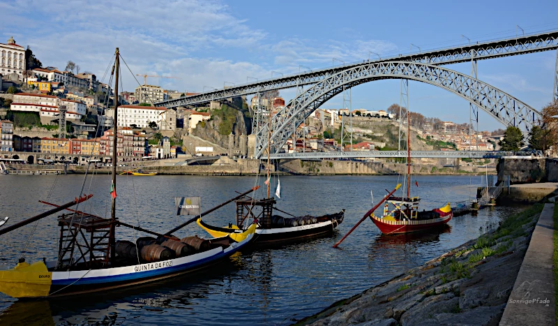 Attraktion in Porto - die barcas rabelas: Portwein Frachtboote auf dem Douro in Vila Nova de Gaia