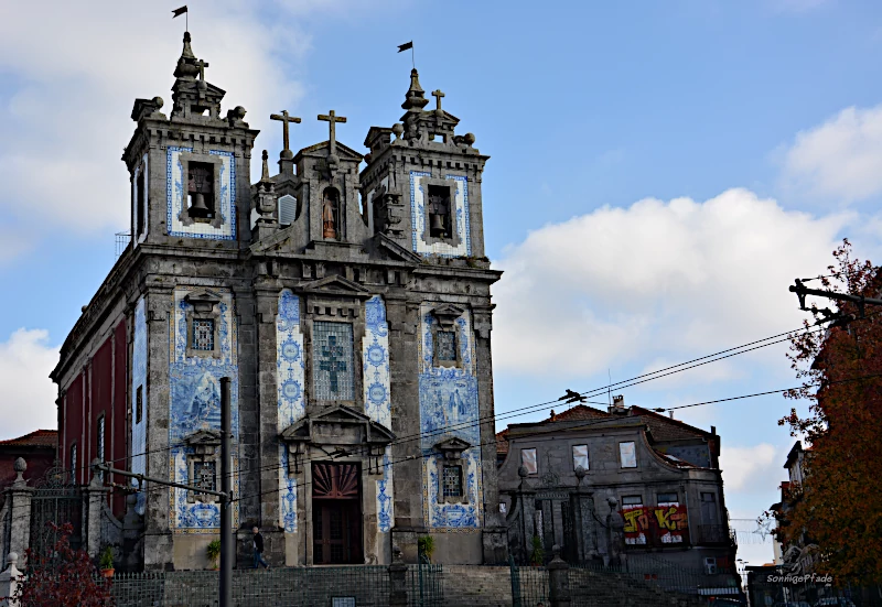 Portugal: Igreja de Santo Ildefonso mit attraktiven Azulejo - Mosaiken auf der Fassade