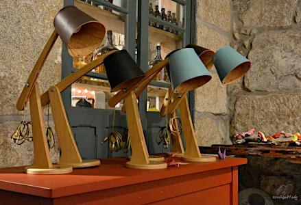Holz - Schreibtischlampen mit Leder-Schirm im Laden Mercado 48
