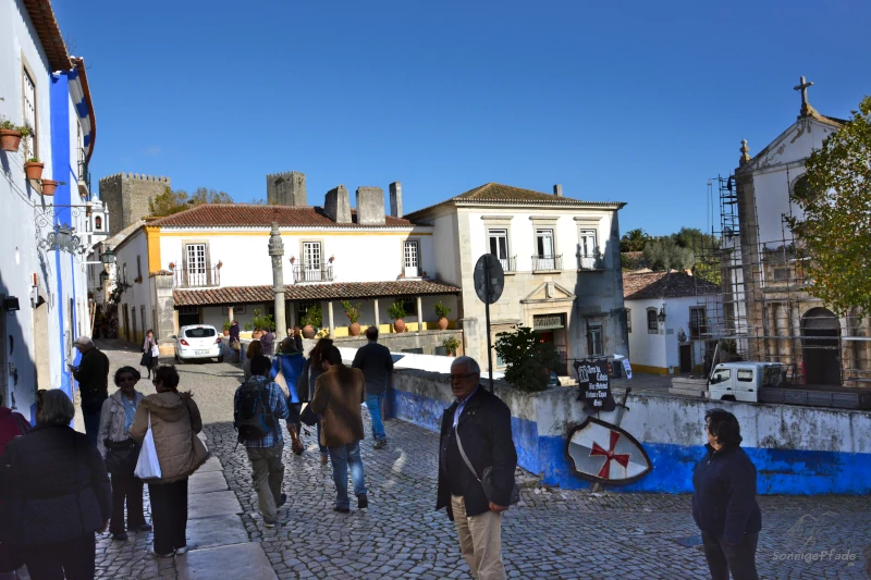 Praca de Santa Maria - Kirchplatz Santa Maria mit "Schandpfahl" in Óbidos, Portugal