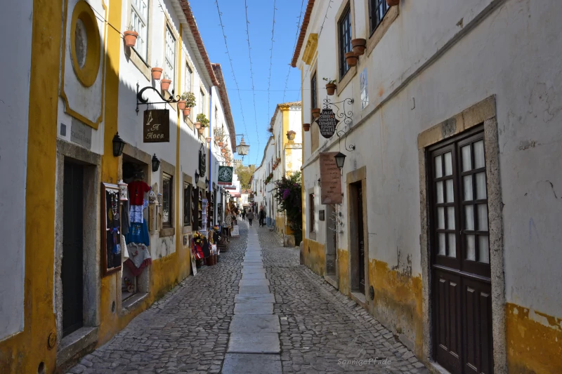Rua Direita im Altstadtkern von Óbidos in Portugal