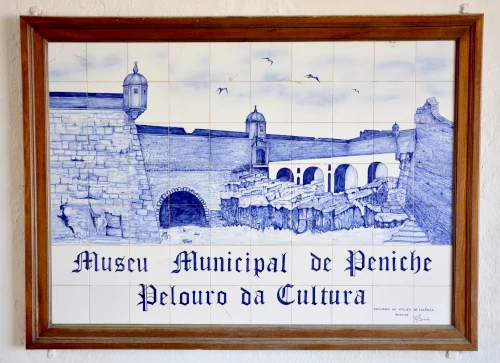 Peniche Regionalmuseum - Azulejo am Eingang zur Festung