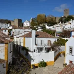 Portugal - Obidos, Altstadt - Zentrum und Blick zur Burg von der Stadtmauer aus