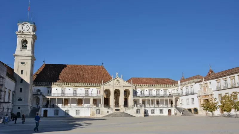 Campus der Universität Coimbra mit Uhrturm