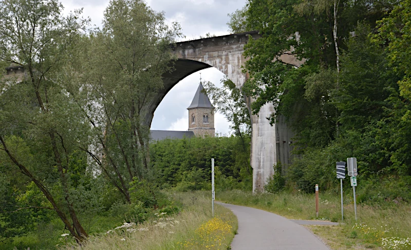 von Korff - Viadukt und Kirche von Born über dem Vennbahnradweg