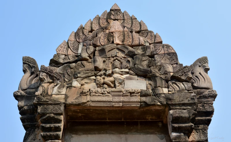 stone masons carving details at the  Phimai Tempel