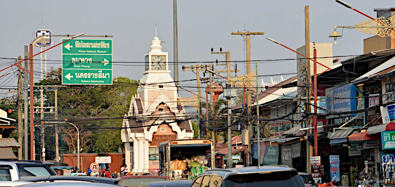 Thailand: Uhrturm von Phimai am Geschichtspark