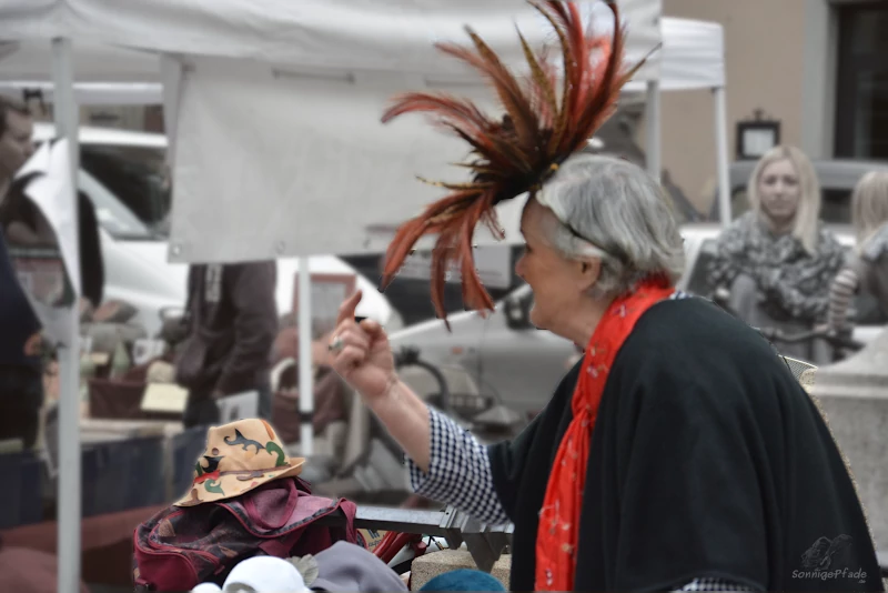 Hutmacherin auf dem Wochenmarkt Santo Spirito in Florenz