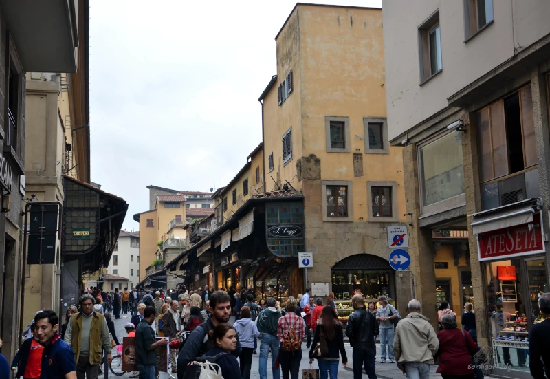 Crowd at the entrance to the sight Ponte Vecchio in Florence