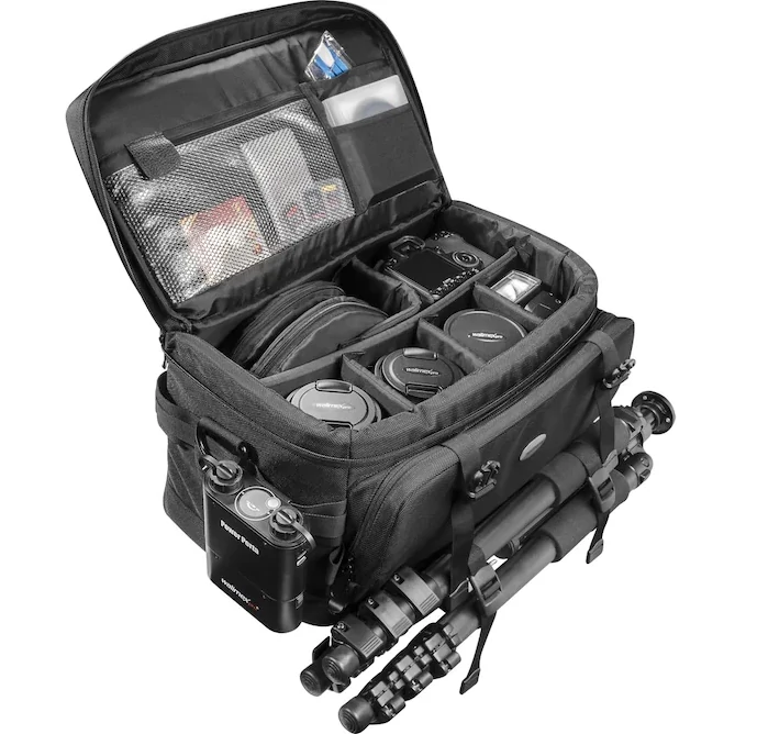 Die gefüllte große Kameratasche trägt viel Fotoausrüstung.