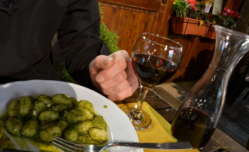 Gnocchi - Essen mit Chianti - Wein in der Osteria Santo Spirito