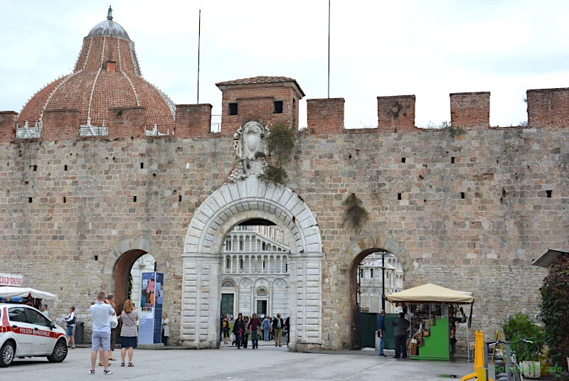 Porta Nuovo in der Stadtmauer - Zugang zu den Attraktionen in Pisa